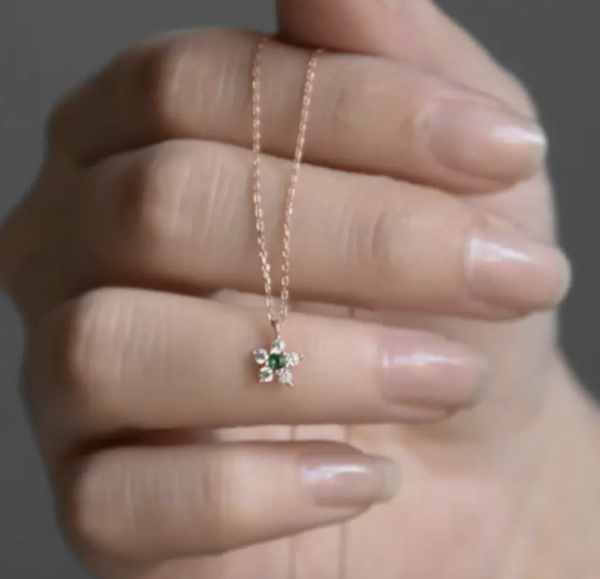 Minimalist Flower Green Necklace