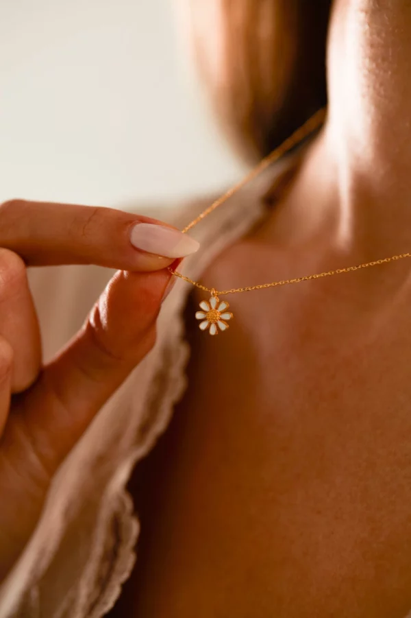 Rose Gold Daisy Necklace